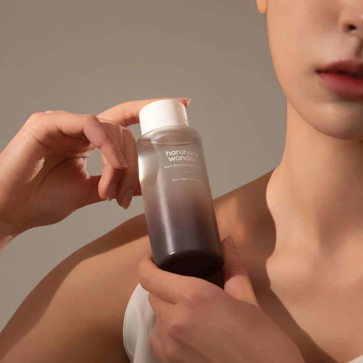 تونر آبرسان و مرطوب کننده عمقی برنج سیاه هاروهارو Haruharu Wonder Black Rice Hyaluronic Toner Ultra Deep Technology 150ml