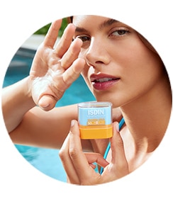 ضد آفتاب استیکی ایزدین (مناسب نواحی حساس در معرض نور آفتاب) 10 گرم  ISDIN Fotoprotector Invisible Stick SPF 50
