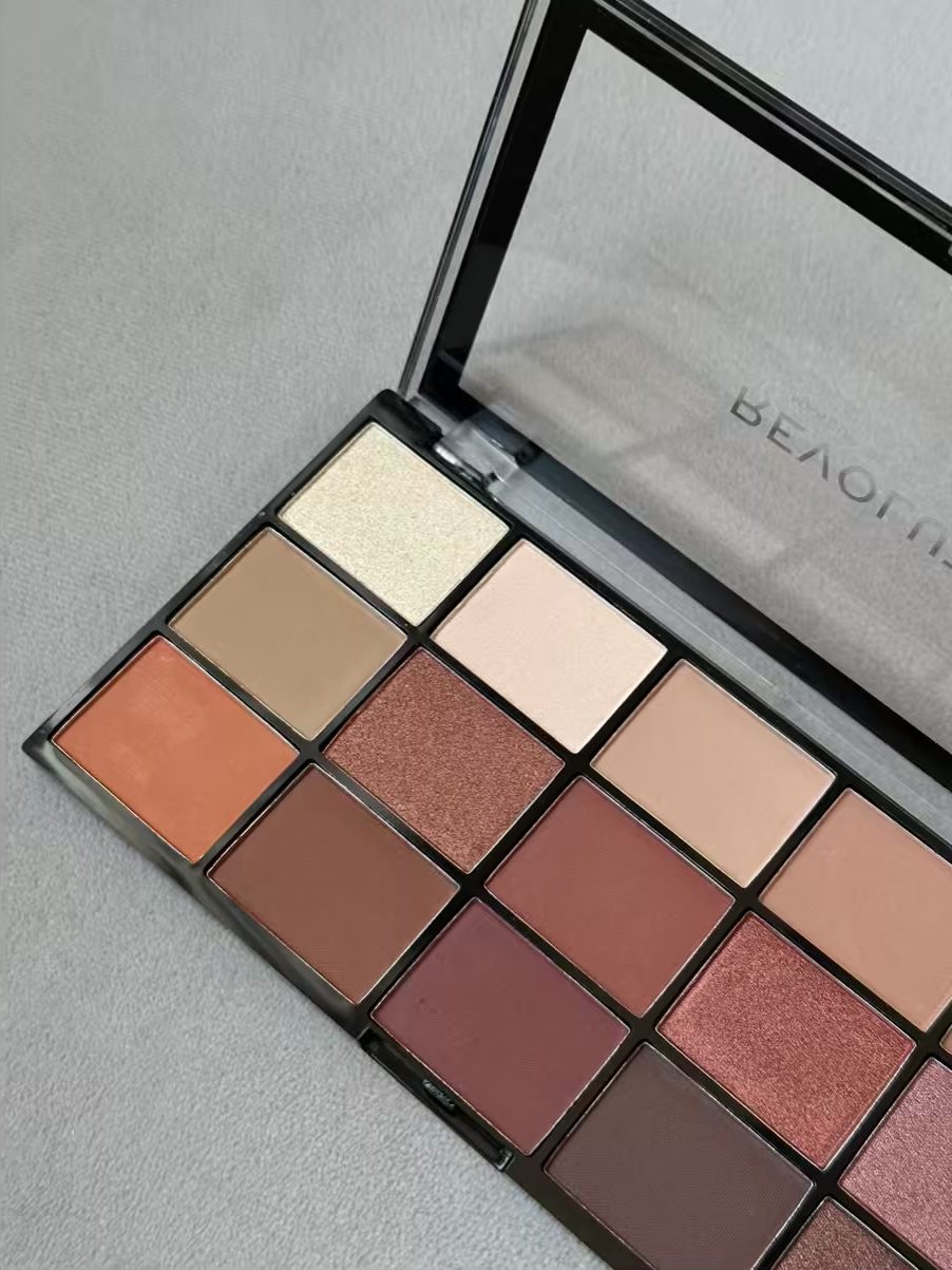 پالت سایه 15 رنگ رولوشن مدل reloaded iconic fever revolution makeup revolution london eyeshadow _ reloaded iconic fever